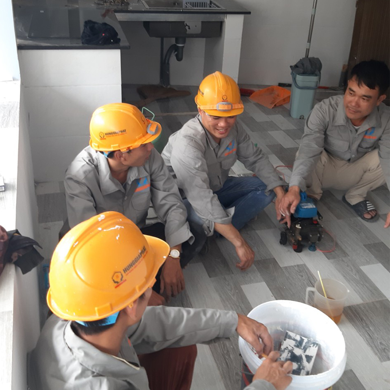 Hình ảnh đội ngũ nhân viên thi công xây dựng nhà phố